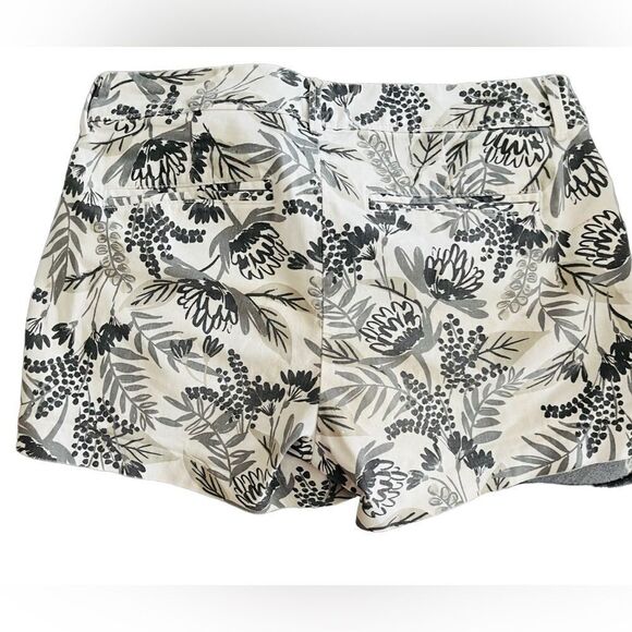 Old Navy Pixie leaf pattern shorts size 2. - Picture 2 of 5